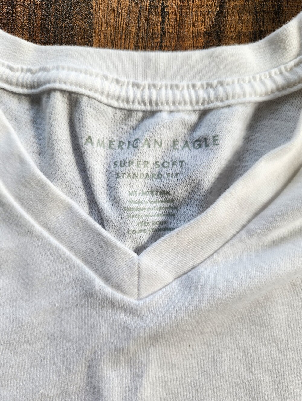 American Eagle Outfitters White V-Neck Short Sleeve Tee - Size Medium Tall - Picture 4 of 7